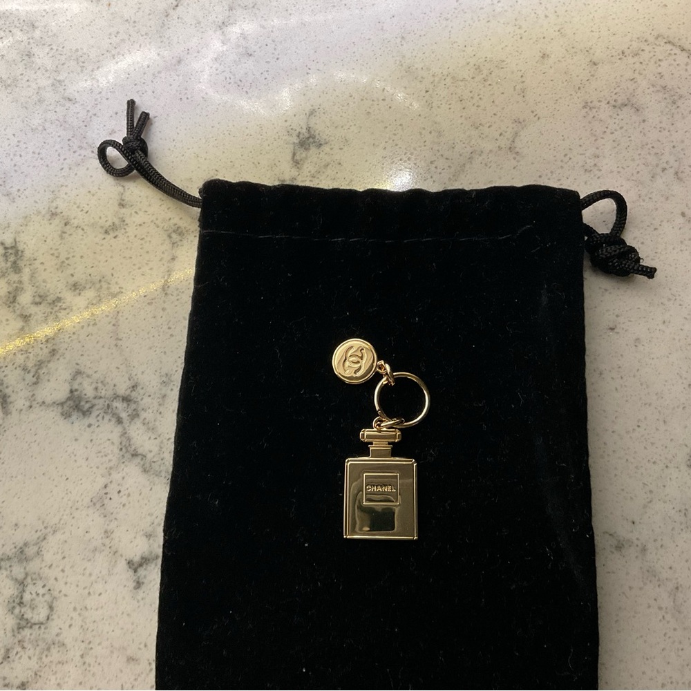 🔥(NWOT) Chanel Holiday Charm Limited Edition 2023